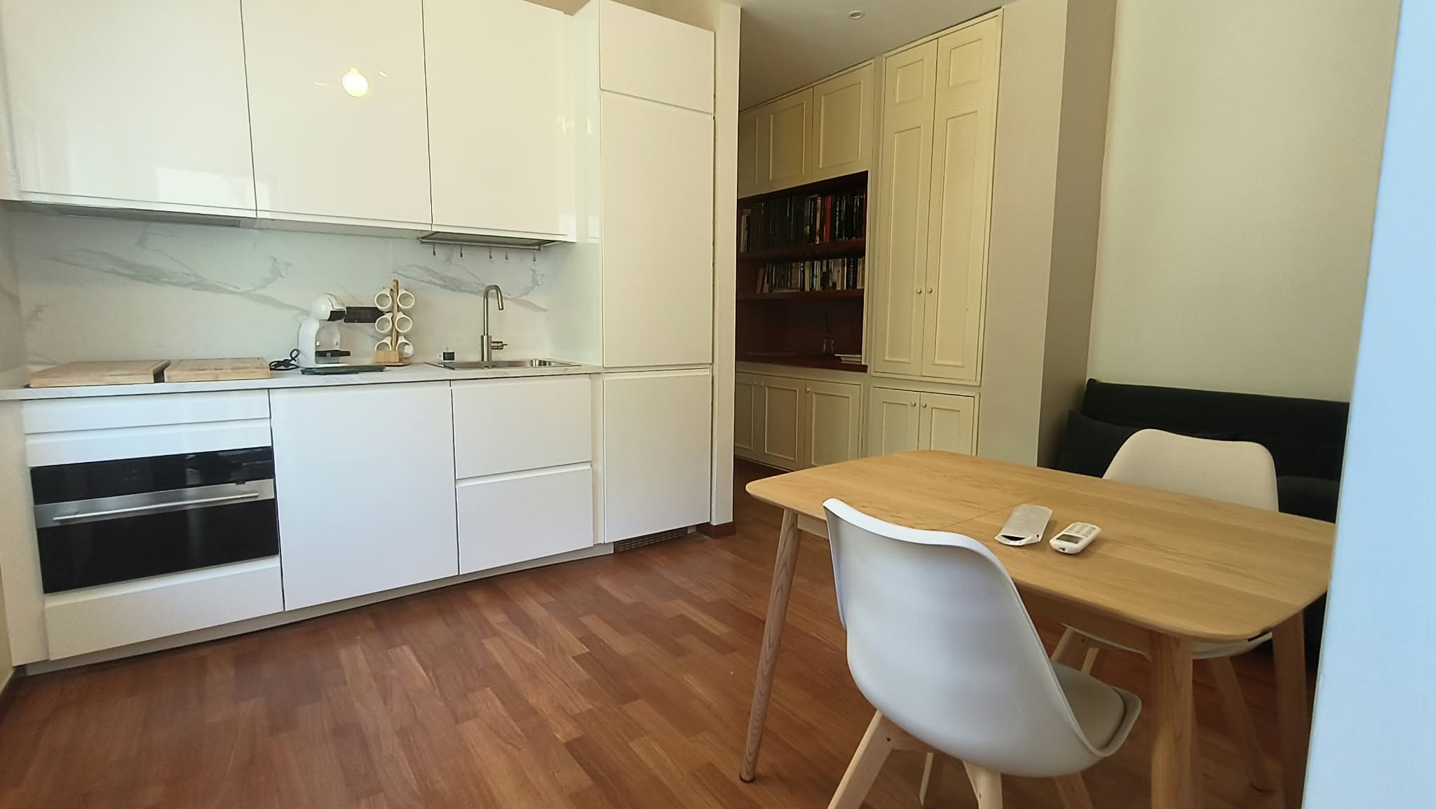 Cucina living dell’appartamento nel Parco Comola Ricci